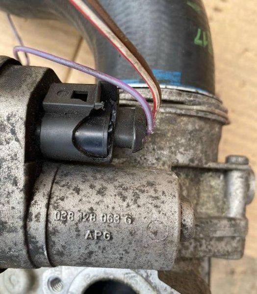 Дросельна заслонка Audi A3 8P VW Golf V Seat Passat B6 038128063G 8890B фото