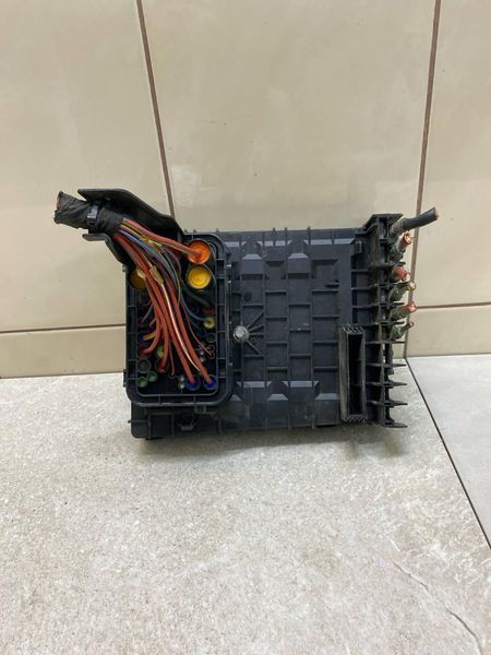 Блок предохранителей VW Golf 5, Skoda Octavia A5, Caddy 3 1K0937629A 10768 фото