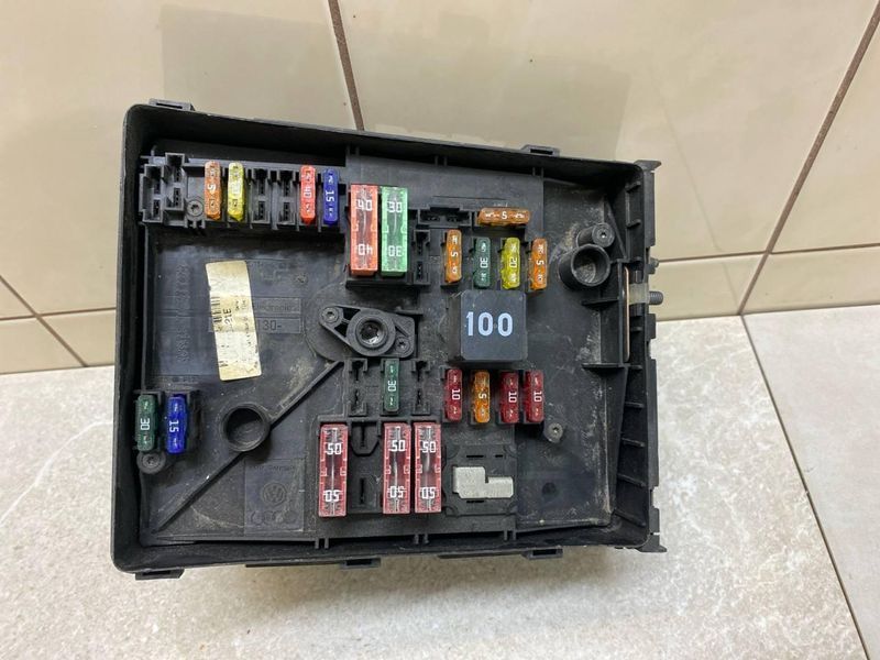 Блок предохранителей VW Golf 5, Skoda Octavia A5, Caddy 3 1K0937629A 10768 фото
