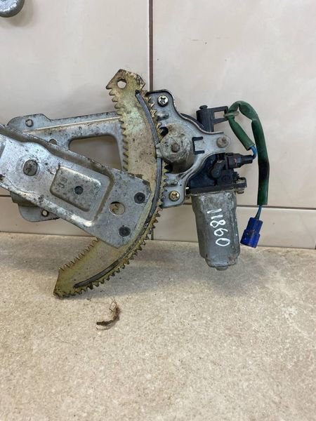 Стеклоподъемник передний левый водителя Subaru Forester I SF 1997&ndash;2002 62112FC010 11860 фото