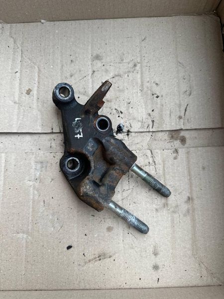 Кронштейн двигуна Mazda 2.0 3 5 7 RF7J 4557 фото