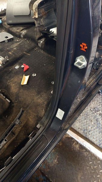 Ущільнювач дверей водія передній лівий Mazda 5 2005-2011 9625 фото